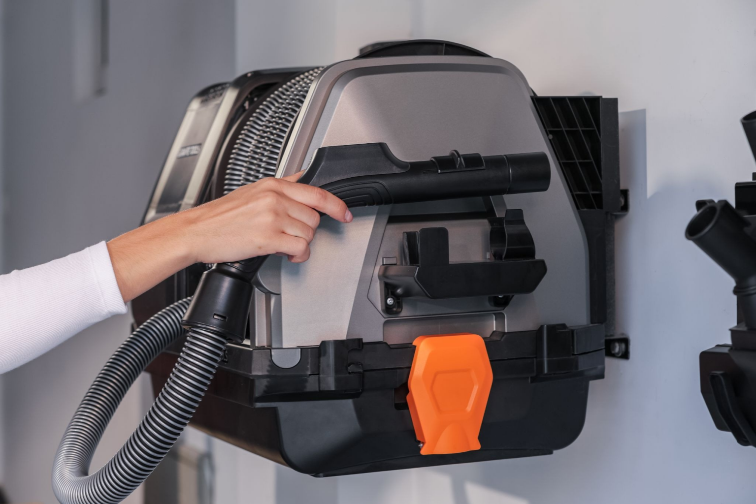 Grandstorm Retractable Vacuum Cleaner