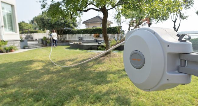 wall mounted retractable hose reel